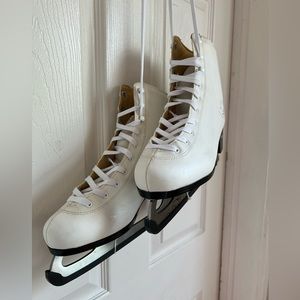 New Bladerunner Solstice white ice skates. Size 9
